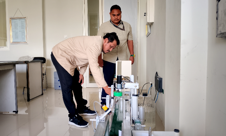 Mesin pemotong bonggolan kerupuk mini buatan mahasiswa AKSI